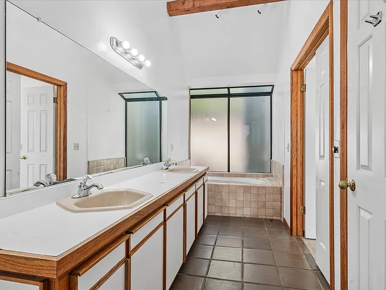 561 Luneta Dr — Photo 7