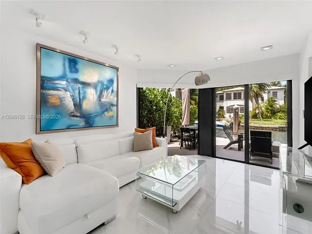 3 bed, 3.5 bath, 1850 sqft, $15,000 — Photo 2