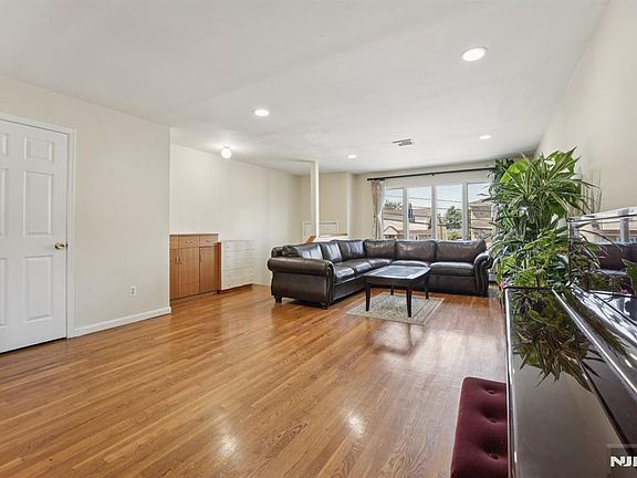 3rd image of 1670 Maple St