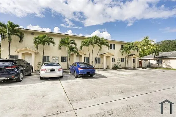 925 SW 8th St — Photo 8