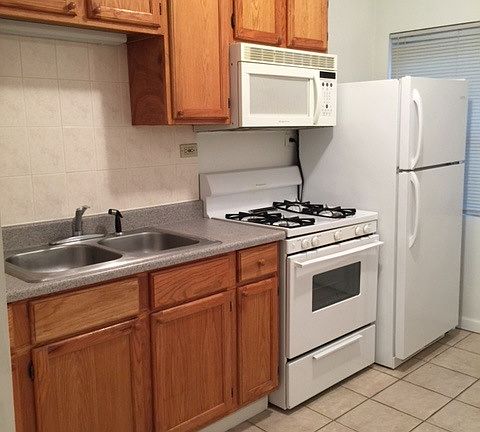 2nd image of 1354 1/2 W Argyle St APT 3S