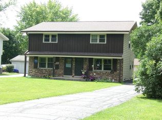 1826 Oakdale Dr, Waukesha, WI 53189