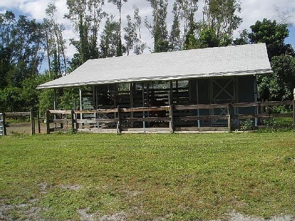 2 stall barn with feedroom