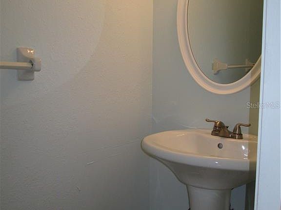 4th image of 822 Town Cir