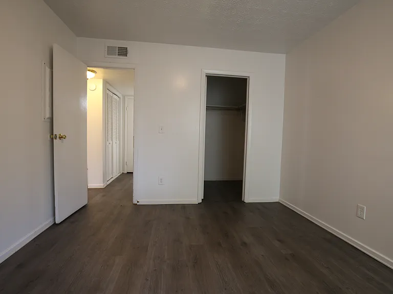 438 E Norwich Ave #D — Photo 4
