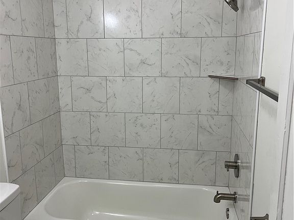 4th image of 5215 Greenview Dr