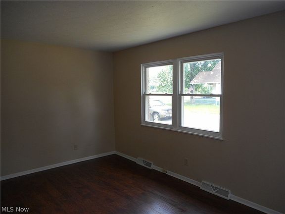 3rd image of 811-813 Newton St