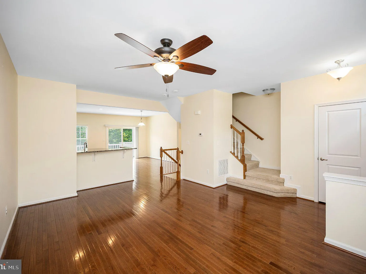 3 bed, 3.0 bath, 2052 sqft, $2,550 — Photo 2