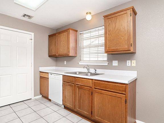 5th image of 26 Cheryl Cir