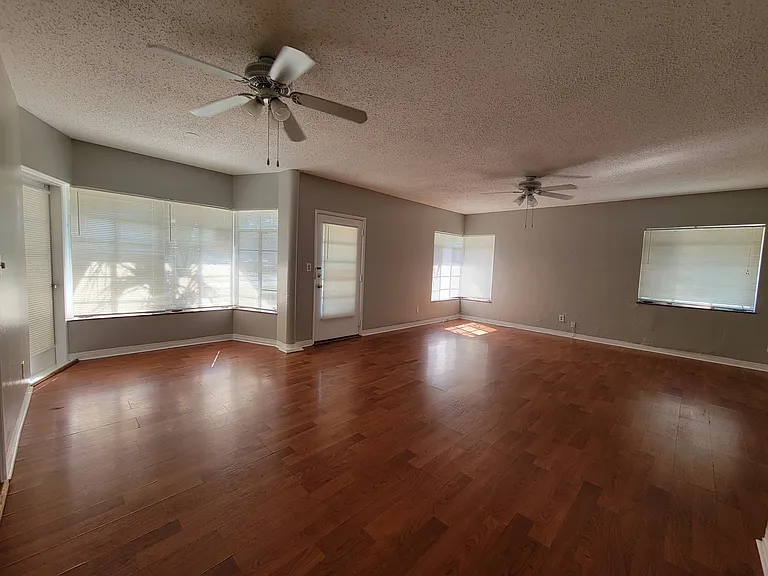 505 12th Ave NE #1 — Photo 3