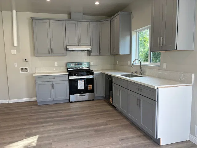 3 bed, 1000 sqft, $3,198 — Photo 2