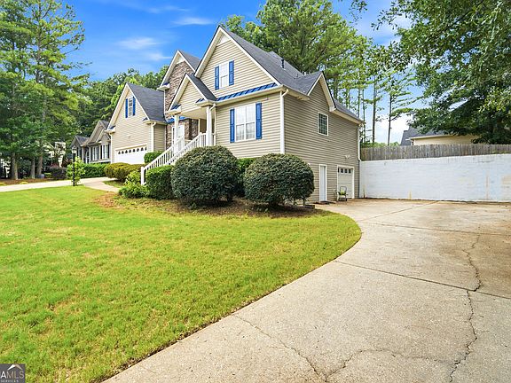 3rd image of 865 Whitby Dr
