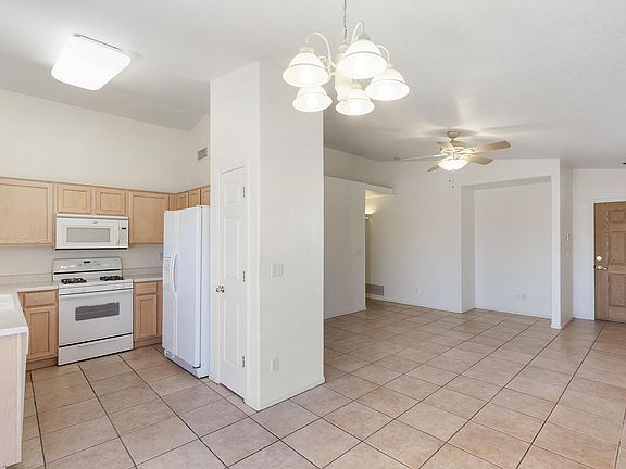 4th image of 2660 N Splitwood Ave