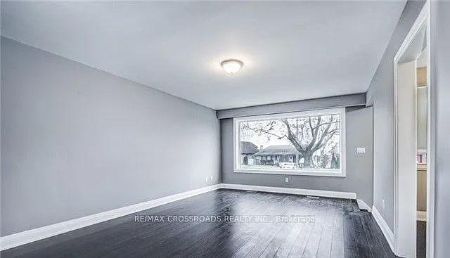 133 Labrador Dr #MAIN FLOOR — Photo 4