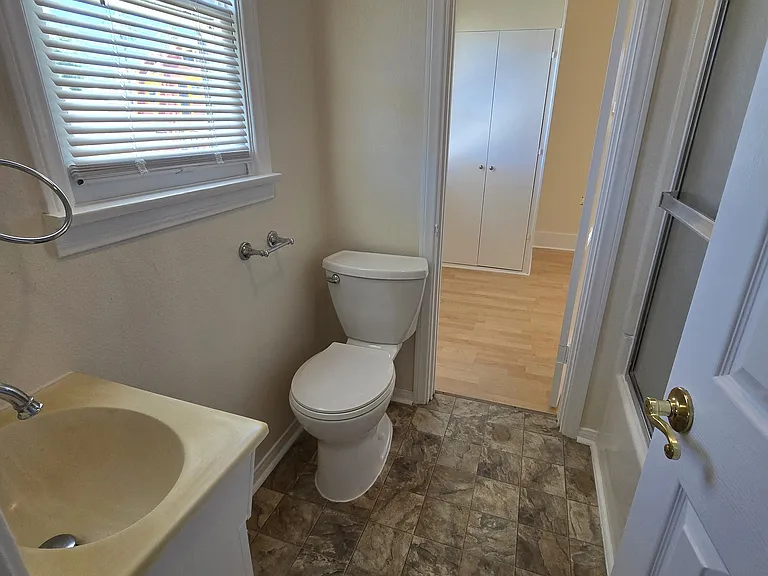 Full bathroom, accesible from 3rd bedroom and kitchen