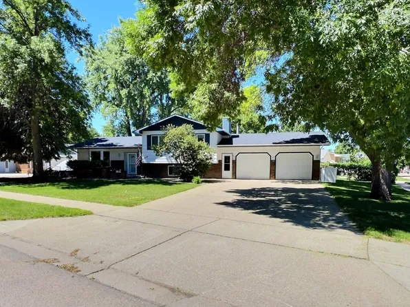 1438 Eastwood St, Bismarck, ND 58504