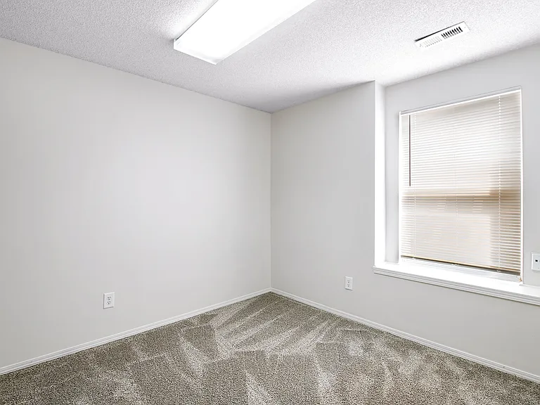 3332 N Governeour Cir — Photo 21