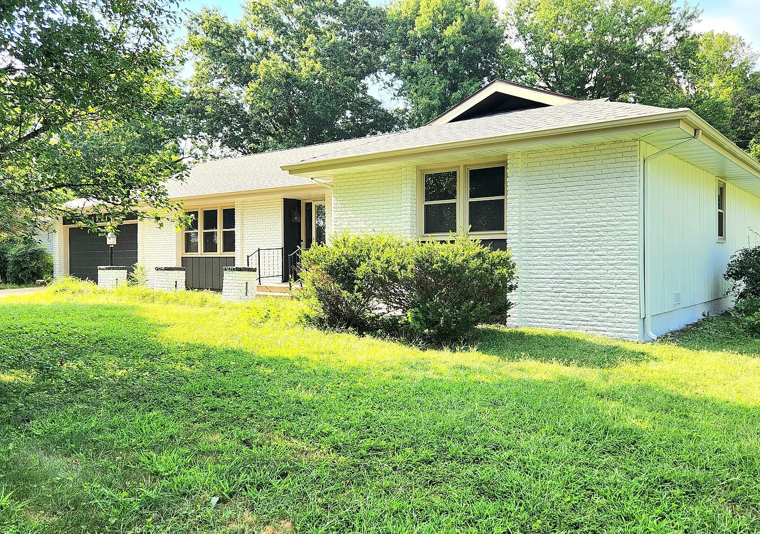 Medical Mile Kickapoo 4/2/2 | Two Living Rooms | Sunroom | Fenced Yard | Pets Welcome!! — Photo 2