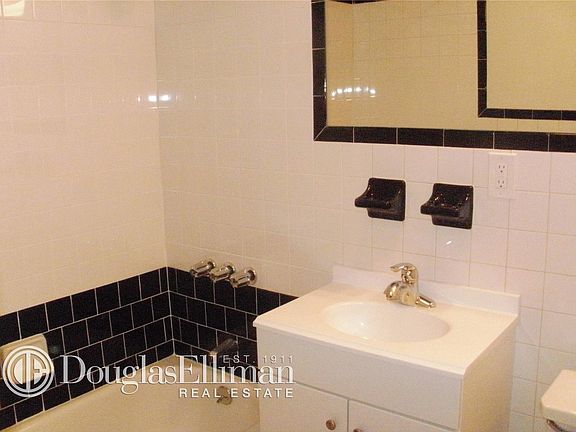 3rd image of 296 Nassau Ave APT 1R