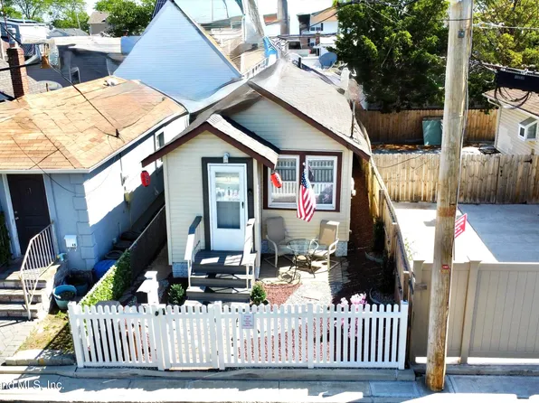 51 Seafoam St, Staten Island, NY 10306