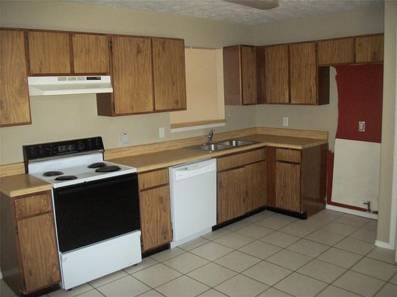 4th image of 1011 Stoneleigh Ct