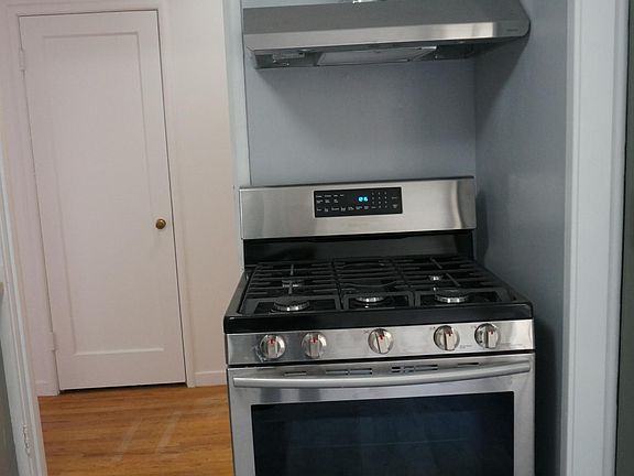 3rd image of 147 28th St #1