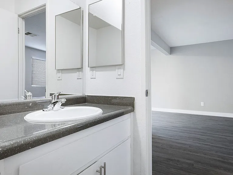 Oak Park Townhomes — Photo 22