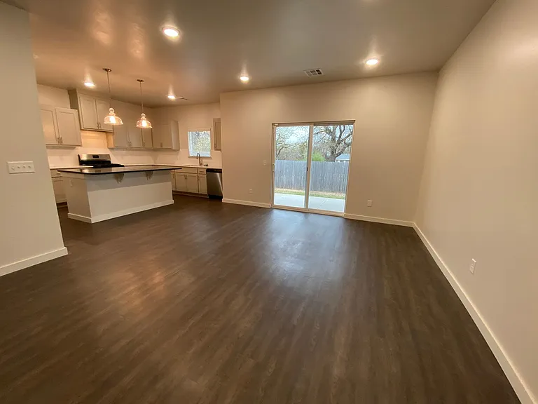 504 Martina Ln — Photo 17