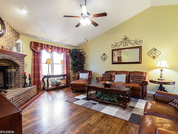 05_804DogwoodCove_10001_LivingRoom_HiRes