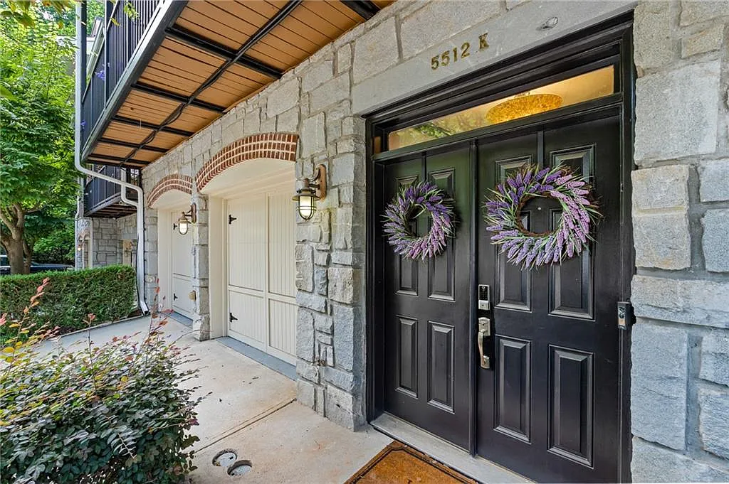 5 bed, 4.0 bath, 3890 sqft, $5,000 — Photo 2