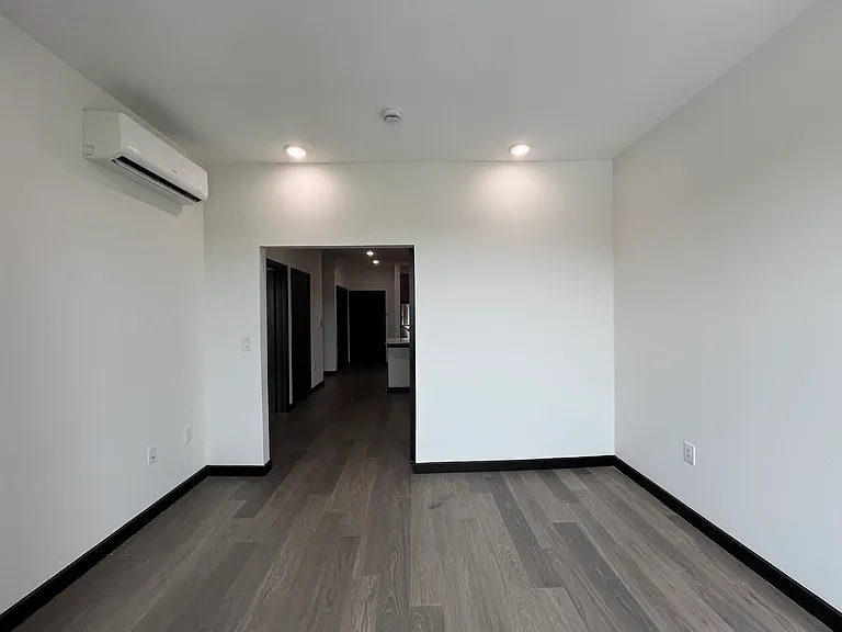 130-132 Mallory Ave #504 — Photo 6
