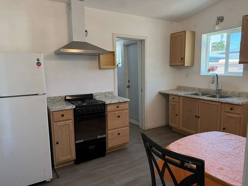 1 bed, 365 sqft, $1,100 — Photo 2