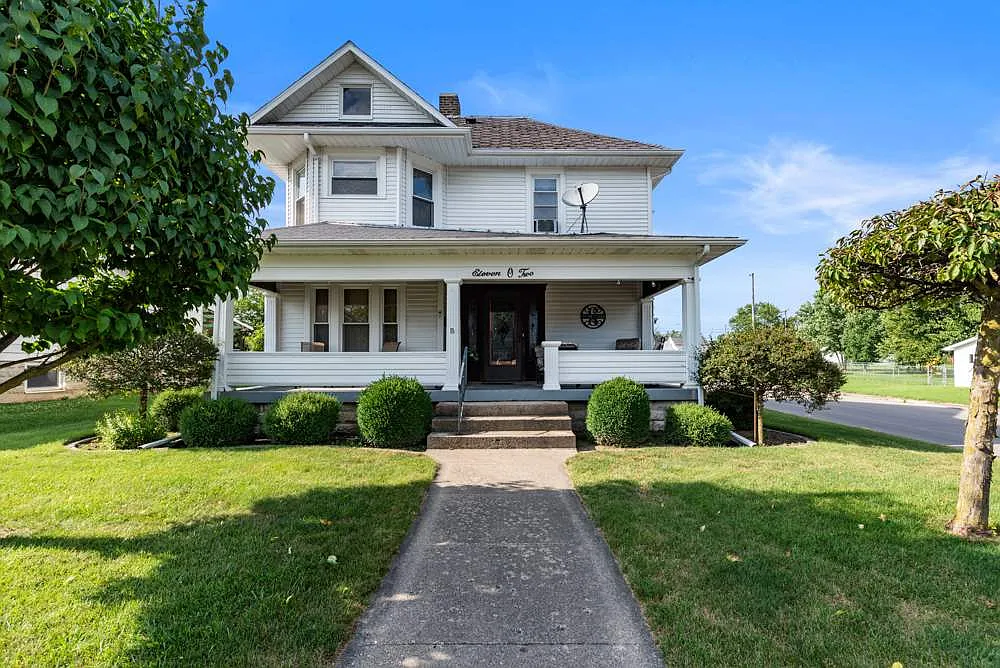 1102 W Oak St photo 1