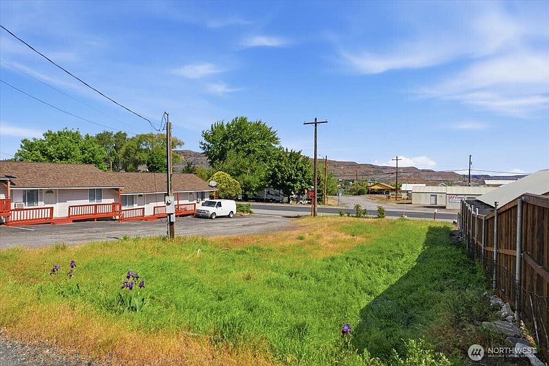 3rd image of 300 E Grand Coulee Avenue