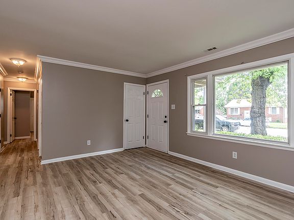 5th image of 233 Vanderbilt Dr