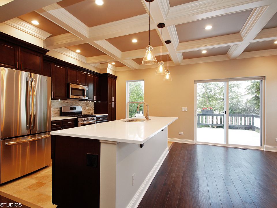 High-End Kitchen w SS appl