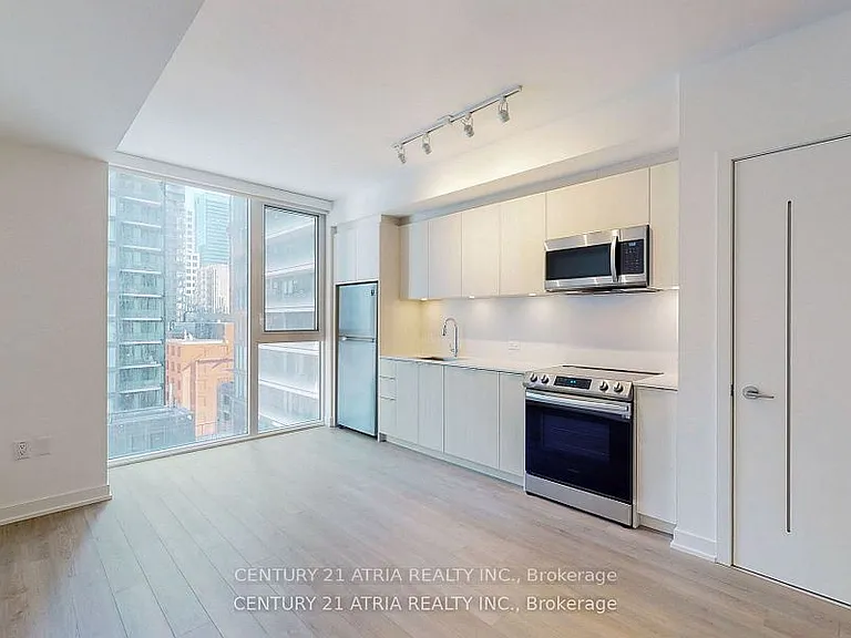 357 King St W #1005 — Photo 3