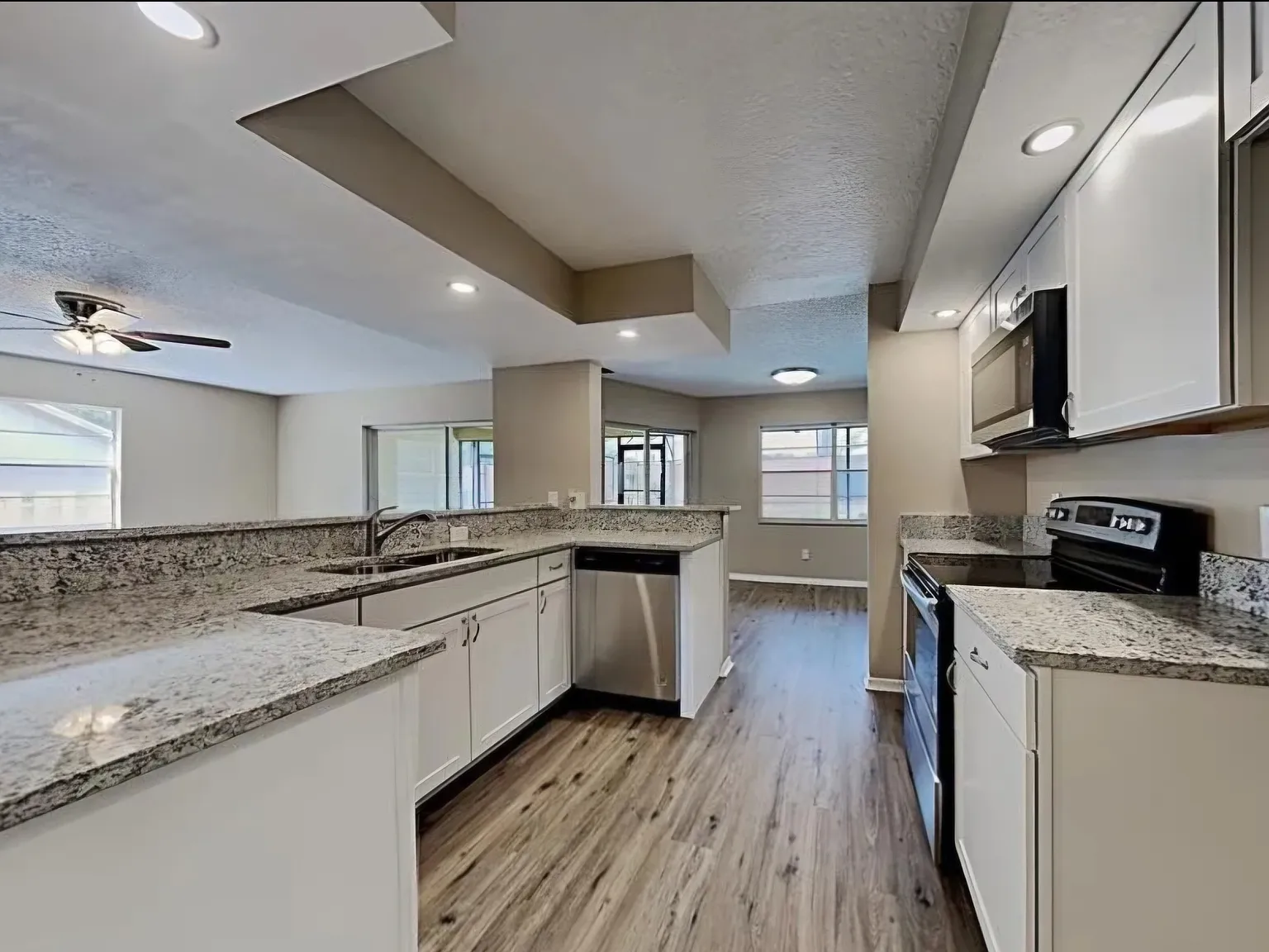 4 bed, 2.5 bath, 2668 sqft, $3,200 — Photo 4