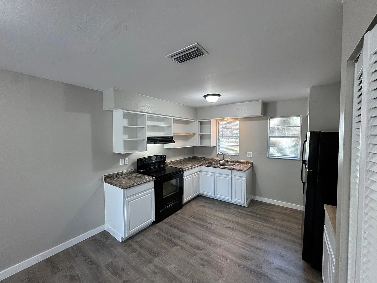 Building Photo - 927 33rd Ave W