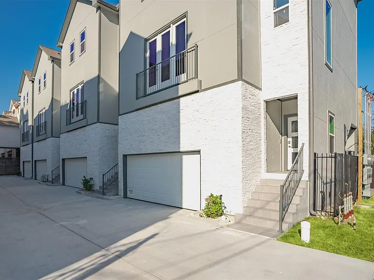 1545 W 22nd St — Photo 32