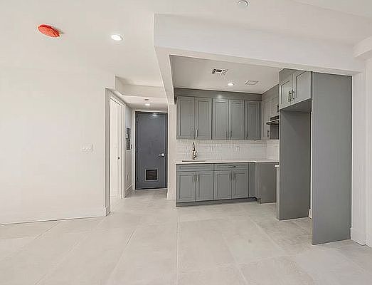 2nd image of 2692 Creston Ave #2