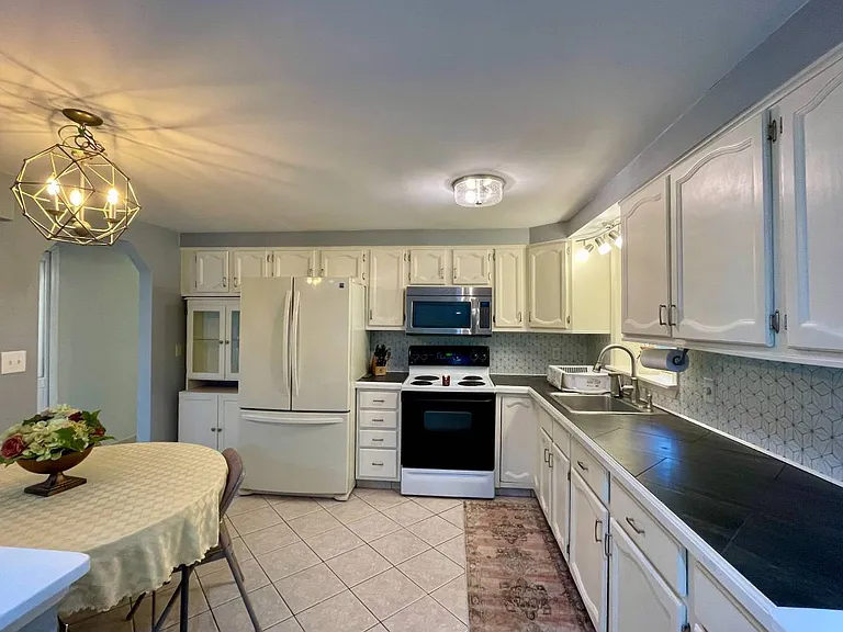 146 Elm St #1 — Photo 8