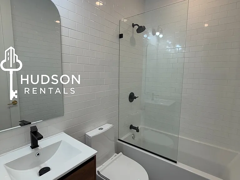 54 Grace St #3R — Photo 8