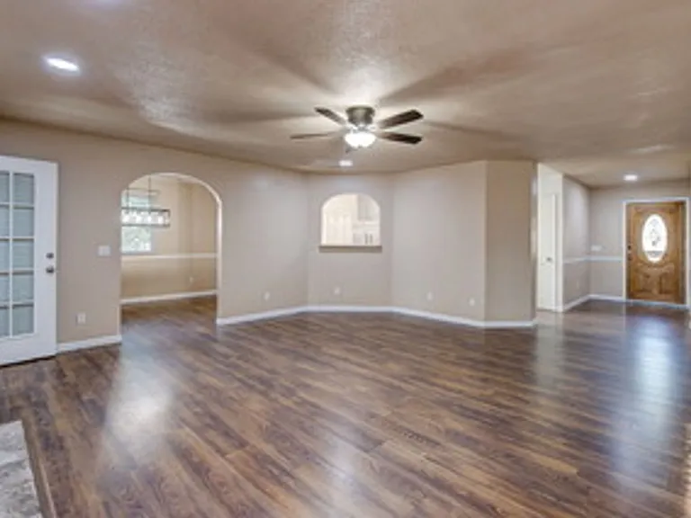 212 Running Deer Dr — Photo 3