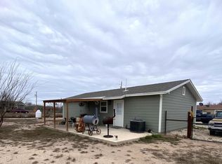 563 N MILLER AVE, La Pryor, TX 78872