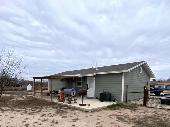 563 N MILLER AVE, La Pryor, TX 78872