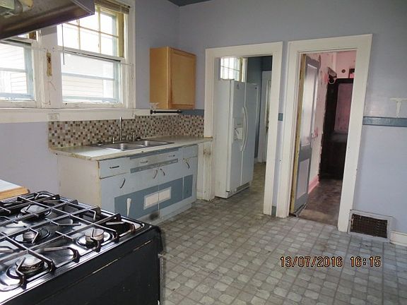 5th image of 913 E Blackford Ave
