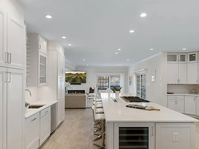 421 Edge Of Woods Rd — Photo 8