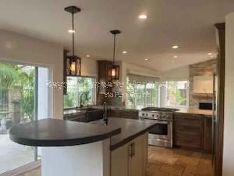 972 Ashton Ct — Photo 1