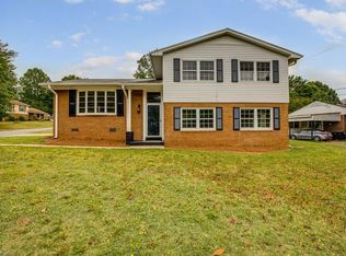201 Foxcroft Dr, Winston Salem, NC 27103